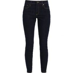 GAP RINSE Jeansy Slim Fit rinsed denim. Niebieskie jeansy damskie relaxed fit marki GAP. Za 169,00 zł.