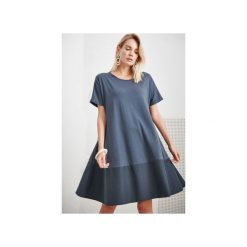 Sukienka LUELLA GRANATOWA. Niebieskie sukienki damskie Cat Cat Studio, xxl, bez wzorów, z elastanu, bez kołnierzyka, bez rękawów, rozkloszowane. Za 310,00 zł.
