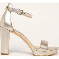 Guess Jeans - Sandały skórzane. Żółte klapki damskie Guess Jeans, z aplikacjami, z jeansu, bez obcasa, na obcasie. W wyprzedaży za 449,90 zł.