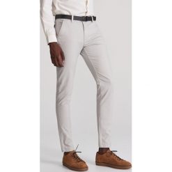 Spodnie skinny z paskiem - Jasny szary. Szare spodnie męskie Reserved, m, bez wzorów. Za 149,99 zł.