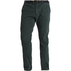 Scotch & Soda STUART CLASSIC GARMENT Chinosy spruce green. Zielone chinosy męskie Scotch & Soda, z bawełny. Za 379,00 zł.