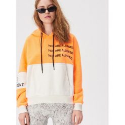 Bluza z neonowym panelem - Pomarańczowy. Pomarańczowe bluzy damskie Sinsay, s, bez wzorów, bez rękawów, bez kaptura. Za 59,99 zł.