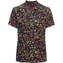 Bluzka w kwiaty bonprix czarny z różowym nadrukiem. Czarne koszulki damskie bonprix, z nadrukiem, bez kołnierzyka, z krótkim rękawem. Za 54,99 zł.