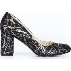 Klasyczne czółenka na słupku - skóra naturalna - model 042 - srebrny wzór. Szare czółenka damskie Zapato, w kolorowe wzory, z jeansu, z okrągłym noskiem. W wyprzedaży za 239,25 zł.