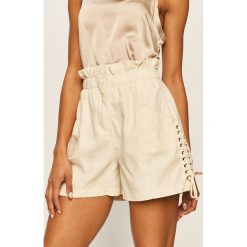 Pepe Jeans - Szorty Hellen. Białe szorty damskie Pepe Jeans, s, z haftami, z bawełny, casualowe, z podwyższonym stanem. Za 299,90 zł.