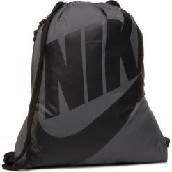 Plecak NIKE - BA5351 009 Szary. Szare plecaki męskie Nike, bez wzorów, z materiału, sportowe. Za 79,00 zł.