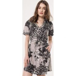 Szara Sukienka Patterned. Szare sukienki damskie Born2be, na co dzień, s, w paski, z koronki, bez kołnierzyka, bez rękawów, proste. Za 39,99 zł.