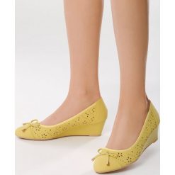 Żółte Koturny Tantalizing. Żółte koturny damskie Born2be, bez wzorów, bez obcasa, na koturnie. W wyprzedaży za 49,99 zł.