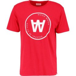 Wood Wood SEAL Tshirt z nadrukiem red. Czerwone koszulki polo męskie marki Wood Wood, m, z nadrukiem, z bawełny. Za 229,00 zł.