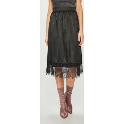Answear - Spódnica. Czarne spódniczki marki ANSWEAR, s, z poliesteru, midi. W wyprzedaży za 59,90 zł.