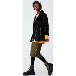 Prążkowana spódnica midi z guzikami z boku. Brązowe spódniczki dzianinowe marki Pull&Bear, midi. Za 69,90 zł.