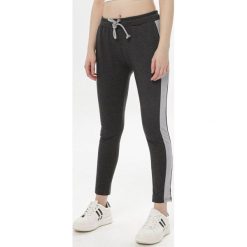 Ciemnoszare Spodnie Cordelea. Szare spodnie damskie Born2be, xl, z dresówki. W wyprzedaży za 59,99 zł.