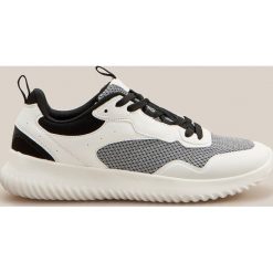 Buty w sportowym stylu - Biały. Białe buty sportowe damskie Reserved, bez wzorów, sportowe. W wyprzedaży za 69,99 zł.