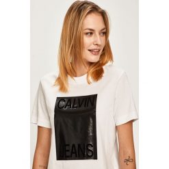 Calvin Klein Jeans - T-shirt. Brązowe bluzki damskie Calvin Klein Jeans, s, z nadrukiem, z bawełny, z okrągłym kołnierzem. W wyprzedaży za 179,90 zł.