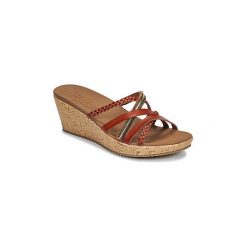 Klapki Skechers BEVERLEE. Czerwone klapki damskie Skechers, bez wzorów, bez obcasa. W wyprzedaży za 153,30 zł.
