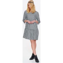 SUKIENKA, MINI W KRATKĘ Z FALBANĄ. Czarne sukienki damskie koktajlowe marki Top Secret, na lato, w kratkę, z tkaniny, z falbankami, mini. W wyprzedaży za 49,99 zł.