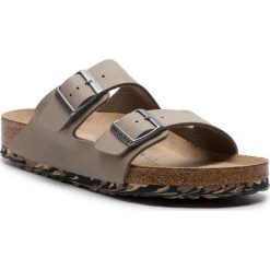 Klapki BIRKENSTOCK - Arizona Bs 1013011 Desert Soil Taupe. Pomarańczowe klapki męskie Birkenstock, bez wzorów, ze skóry ekologicznej. W wyprzedaży za 219,00 zł.
