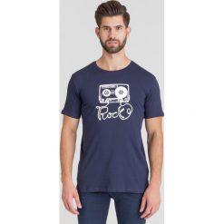 GRANATOWY T-SHIRT TRUSSARDI JEANS. Niebieskie t-shirty męskie Trussardi Jeans, xl, z nadrukiem, z bawełny, klasyczne, z okrągłym kołnierzem. Za 85,00 zł.