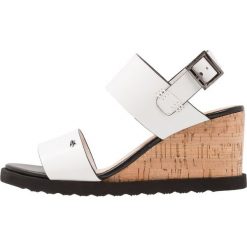 Rzymianki damskie: Armani Exchange Sandały na koturnie bianco