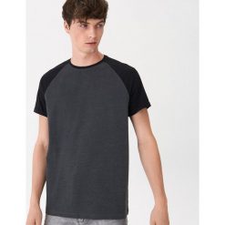 T-shirt z raglanowym rękawem - Czarny. Czarne t-shirty męskie House, s, bez wzorów, bez kołnierzyka. Za 35,99 zł.