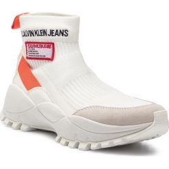 Sneakersy CALVIN KLEIN JEANS - Tysha R7812 Bright White/Orangea. Białe półbuty damskie marki Calvin Klein Jeans, na co dzień, bez wzorów, z jeansu, bez obcasa, na płaskiej podeszwie, bez zapięcia. Za 699,00 zł.