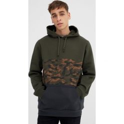 Bluzy męskie: Bluza z kapturem i panelem w moro