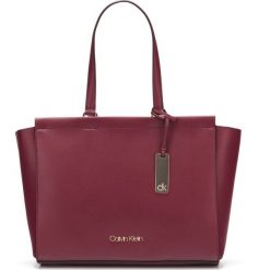 Calvin Klein Enfold Torebka Czerwony. Czerwone torebki klasyczne damskie Calvin Klein, bez wzorów, z materiału, bez dodatków. Za 485,95 zł.