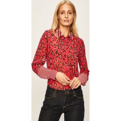 Guess Jeans - Koszula. Różowe bluzki damskie Guess Jeans, s, z aplikacjami, z poliesteru, klasyczne, z klasycznym kołnierzykiem, z długim rękawem. W wyprzedaży za 179,90 zł.