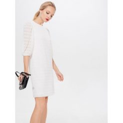 Koronkowa mini sukienka - Biały. Białe sukienki damskie Mohito, s, bez wzorów, z koronki, bez kołnierzyka, bez rękawów, mini. Za 119,99 zł.