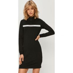 Calvin Klein Jeans - Sukienka. Czarne sukienki damskie Calvin Klein Jeans, na co dzień, s, z aplikacjami, z elastanu, casualowe, bez kołnierzyka, z długim rękawem, długie, mini, proste. Za 499,90 zł.