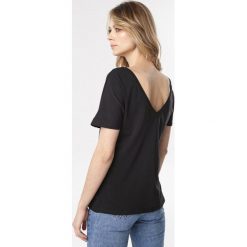 Czarny T-shirt Laigana. Czarne bluzki damskie Born2be, s, bez wzorów, z okrągłym kołnierzem, z krótkim rękawem. Za 54,99 zł.