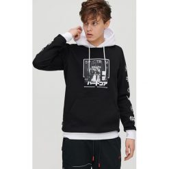Bluza z kontrastowym wykończeniem - Czarny. Czarne bluzy męskie Cropp, s, bez wzorów, z kontrastowym kołnierzykiem, bez rękawów, bez kaptura. Za 109,99 zł.