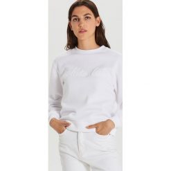 Bluza z napisem - Biały. Białe bluzy damskie Cropp, s, z napisami, bez rękawów, bez kaptura. Za 59,99 zł.