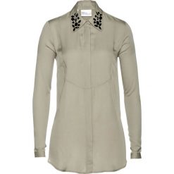 Długa bluzka z połyskującymi kamieniami bonprix khaki. Zielone bluzki longsleeves bonprix. Za 149,99 zł.