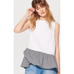 Bawełniany top z ozdobną falbaną - Kremowy. Białe t-shirty damskie marki Mohito, s, z bawełny. W wyprzedaży za 49,99 zł.