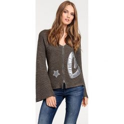 Swetry rozpinane damskie: Sweter rozpinany w kolorze oliwkowo-srebrnym