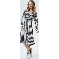 Biała Sukienka Finnegan. Białe sukienki damskie Born2be, s, w paski, z tkaniny, ze stójką, z długim rękawem, długie, midi, koszulowe. Za 139,99 zł.