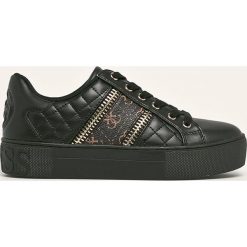Guess Jeans - Buty. Białe buty sportowe damskie Guess Jeans, z jeansu. W wyprzedaży za 299,90 zł.