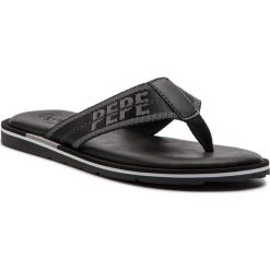 Japonki PEPE JEANS - Barrel Tape PMS90063 Black 999. Czarne klapki męskie Pepe Jeans, bez wzorów, z jeansu. Za 169,00 zł.