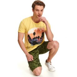 T-shirt krótki rękaw męski z nadrukiem, z printem. Żółte t-shirty męskie Top Secret, xl, z nadrukiem, z bawełny, z okrągłym kołnierzem, krótkie. W wyprzedaży za 29,99 zł.