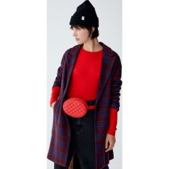Sweter basic z okrągłym dekoltem. Czerwone swetry klasyczne damskie Pull&Bear, z okrągłym kołnierzem. Za 49,90 zł.