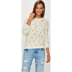 Pepe Jeans - Sweter. Białe swetry klasyczne damskie marki Pepe Jeans, s, z jeansu, z okrągłym kołnierzem. W wyprzedaży za 179,90 zł.