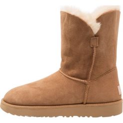Buty zimowe damskie: UGG CLASSIC CUFF SHORT Botki chestnut