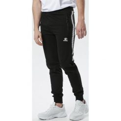 Czarne Spodnie Bouvet. Czarne spodnie męskie Born2be, na imprezę, s, z nadrukiem, z dresówki, sportowe. Za 59,99 zł.