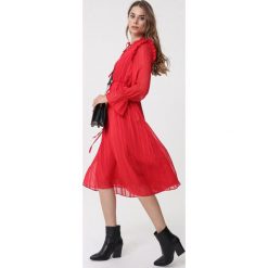 Czerwona Sukienka Worcester. Czerwone sukienki damskie Born2be, xl, z tkaniny, klasyczne, długie, midi. Za 119,99 zł.