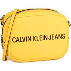 Torebka CALVIN KLEIN JEANS - Sculpted Camera Bag K60K605791 ZBN. Żółte listonoszki damskie Calvin Klein Jeans, na co dzień, bez wzorów, z jeansu, bez dodatków. Za 269,00 zł.
