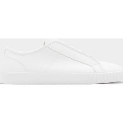 Białe tenisówki. Białe trampki męskie Pull&Bear, bez wzorów, sportowe, bez zapięcia. Za 69,90 zł.
