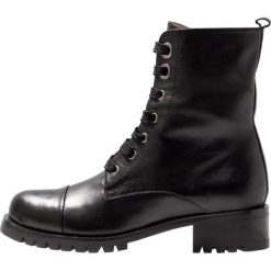 Unisa INCHEN Botki sznurowane black. Czarne botki damskie na zamek Unisa, z materiału, na sznurówki. Za 629,00 zł.