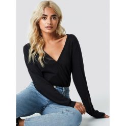 Swetry klasyczne damskie: Rut&Circle Kopertowy sweter - Black