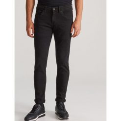 Bawełniane spodnie skinny - Czarny. Czarne spodnie męskie Reserved, m, bez wzorów, z bawełny. Za 99,99 zł.